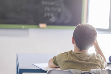 Bir sınıfta ders sırasında katılan öğrenci