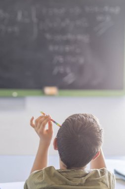 Bir sınıfta ders sırasında katılan öğrenci