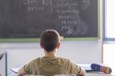 Bir sınıfta ders sırasında katılan öğrenci