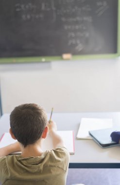 Bir sınıfta ders sırasında katılan öğrenci