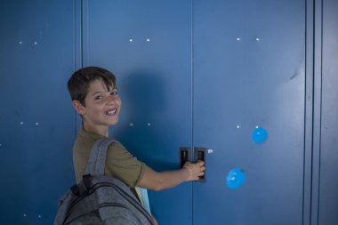 Öğrenci ve mavi okul dolap