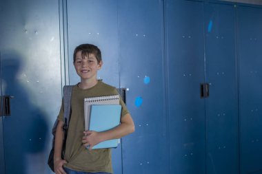 Öğrenci ve mavi okul dolap