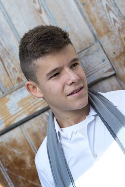 Szép tizenéves fiú szabadban portréja — Stock Fotó