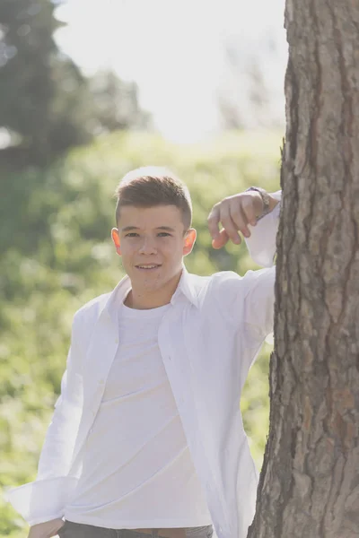 Portrait de beau adolescent garçon à l'extérieur — Photo