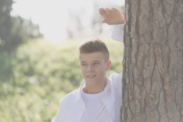 Retrato de Guapo adolescente al aire libre — Foto de Stock