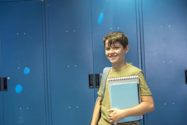 Estudante e azul armários da escola — Fotografia de Stock