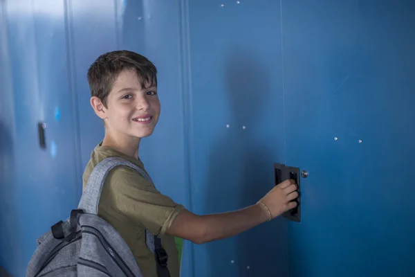 Estudante e azul armários da escola — Fotografia de Stock