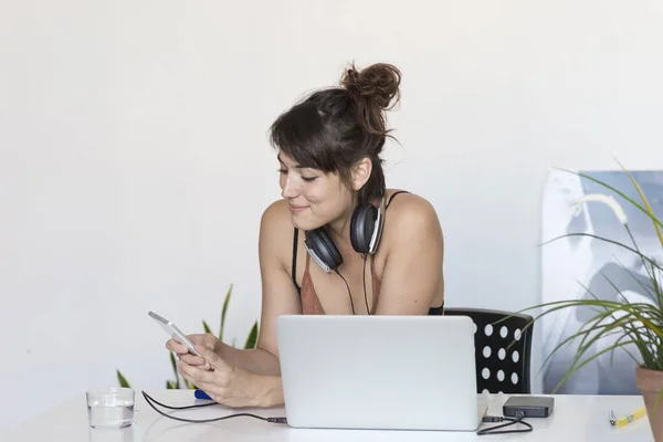 Empresaria trabajando en su portátil en el trabajo — Foto de Stock