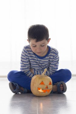 Kabak içinde Halloween kılık kat ile sevimli çocuk