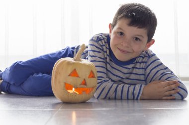 Kabak içinde Halloween kılık kat ile sevimli çocuk
