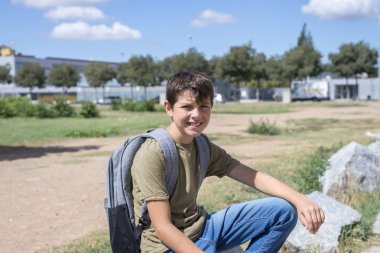 Onun sırt çantası ayakta sc önünde taşıyan çocuk