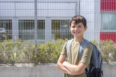 Onun sırt çantası ayakta sc önünde taşıyan çocuk