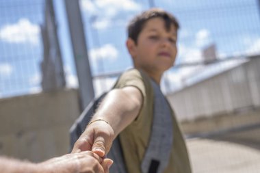 Onun sırt çantası ayakta sc önünde taşıyan çocuk