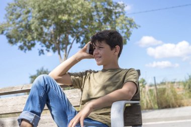 Okul sonu kullanarak mobil alarak bankta