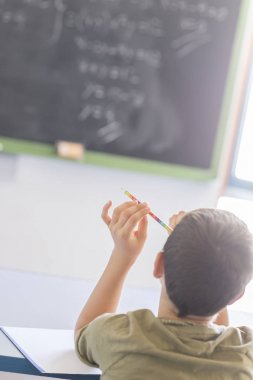 Bir sınıfta ders sırasında katılan öğrenci