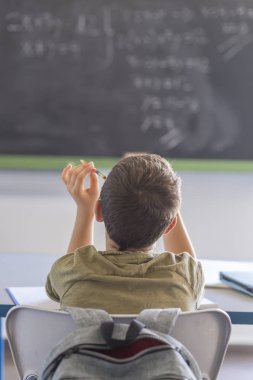 Bir sınıfta ders sırasında katılan öğrenci