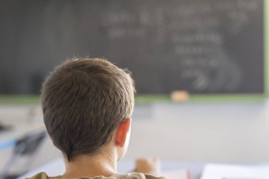 Bir sınıfta ders sırasında katılan öğrenci