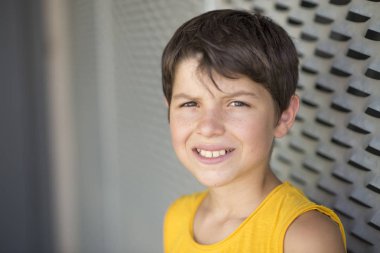 Casual genç teen patenci açık havada dikey (yaşam tarzı giyinmiş )