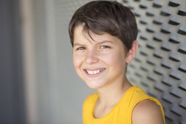 Casual genç teen patenci açık havada dikey (yaşam tarzı giyinmiş )