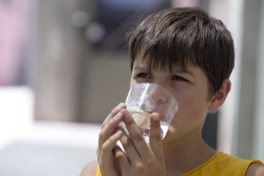 Çocuk bir bardak saf su içme