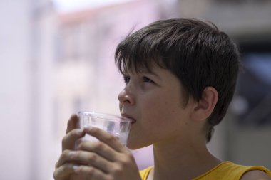 Çocuk bir bardak saf su içme