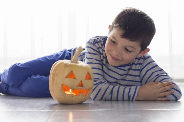 Kabak içinde Halloween kılık kat ile sevimli çocuk — Stok fotoğraf