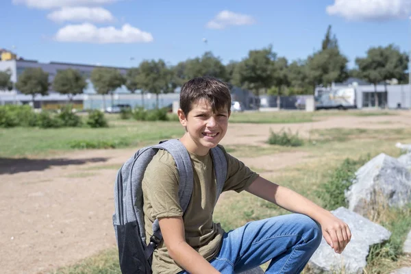 Onun sırt çantası ayakta sc önünde taşıyan çocuk