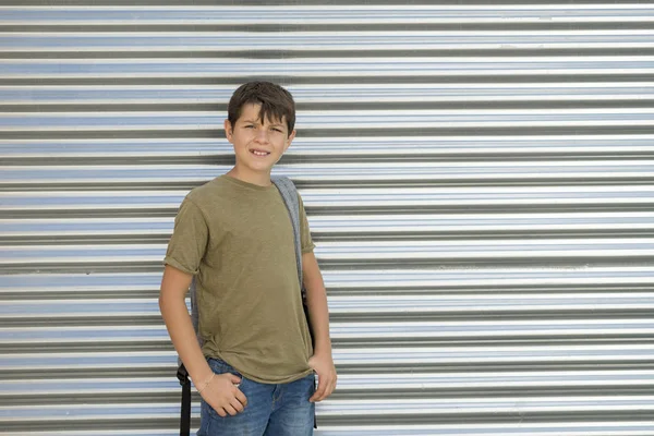 Fröhliches Kind mit seinem Rucksack — Stockfoto