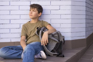 Onun sırt çantası taşıyan çocuk