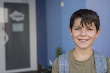 Onun sırt çantası taşıyan çocuk