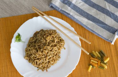 Dikdörtgen plaka bambu stic ile sığır eti ile erişte