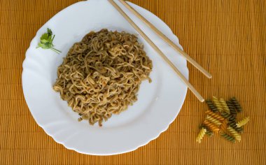 Dikdörtgen plaka bambu stic ile sığır eti ile erişte