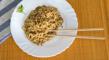 Dikdörtgen plaka bambu stic ile sığır eti ile erişte