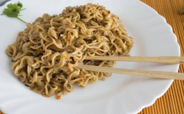 Dikdörtgen plaka bambu stic ile sığır eti ile erişte