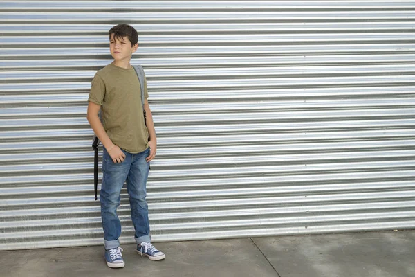 Onun sırt çantası taşıyan çocuk