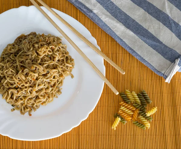 Dikdörtgen plaka bambu stic ile sığır eti ile erişte