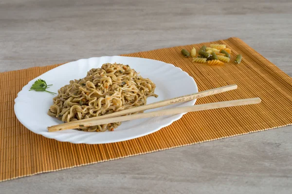 Dikdörtgen plaka bambu stic ile sığır eti ile erişte