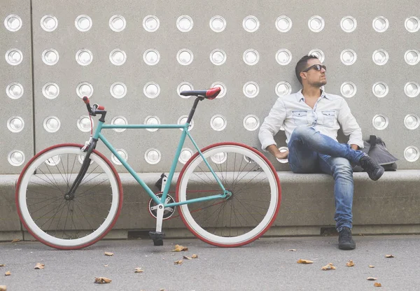 Açık havada endişeli ifade ile bir bankta oturan kentsel adam