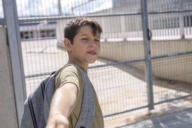 Onun sırt çantası ayakta sc önünde taşıyan çocuk