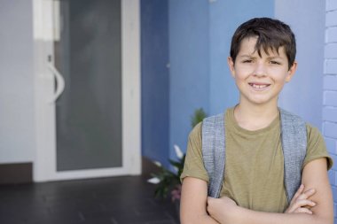 Onun sırt çantası taşıyan çocuk