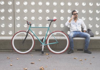 Cep telefonu parkta bir bankta oturmuş olan adam