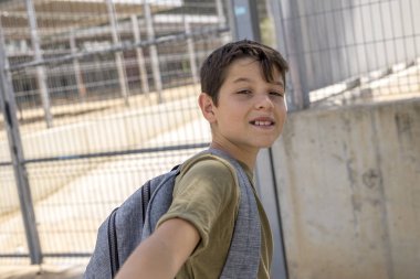 Onun sırt çantası ayakta sc önünde taşıyan çocuk