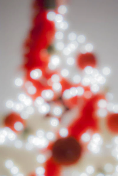 Ein Weihnachtsbaum aus dem Fokus (rotes & weißes Licht ) — Stockfoto