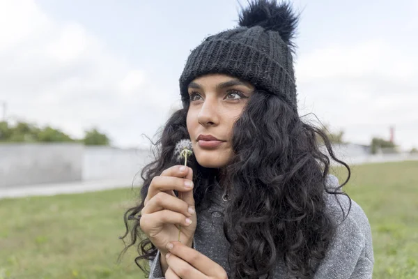 Retrato de una hermosa chica con flor de diente de león — Foto de Stock