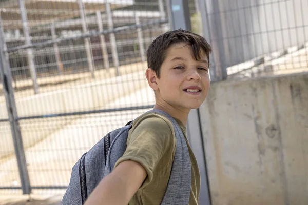 Onun sırt çantası ayakta sc önünde taşıyan çocuk