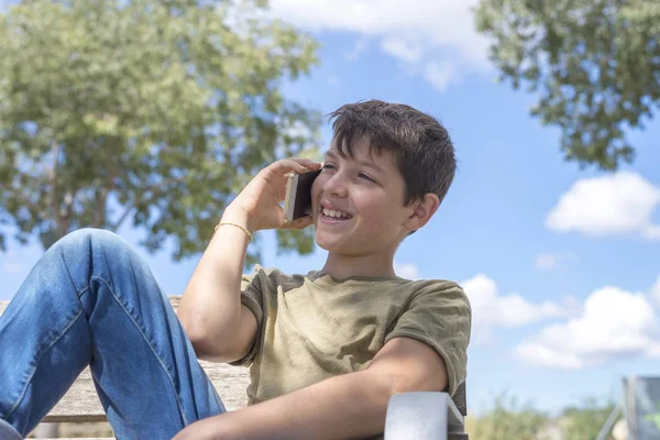 Scholier op Bank nemen een pauze met behulp van mobiele — Stockfoto