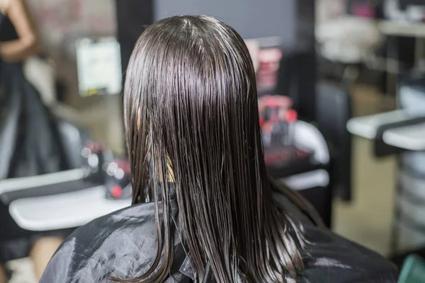 Kadeřnice v akci stříhání dlouhé vlasy — Stock fotografie