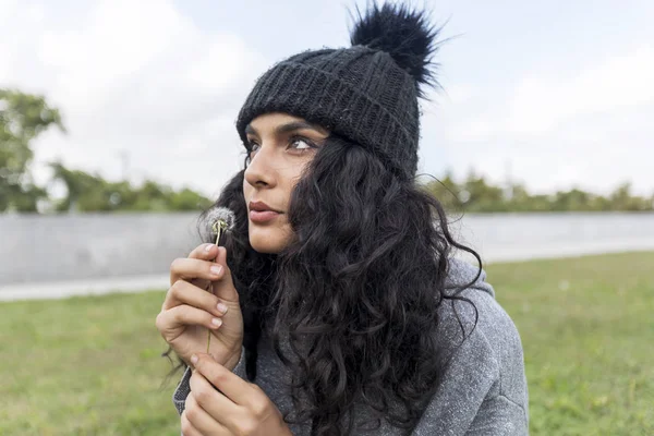 Retrato de una hermosa chica con flor de diente de león — Foto de Stock