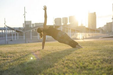 Yoga egzersiz açık yaparak genç bir kadın