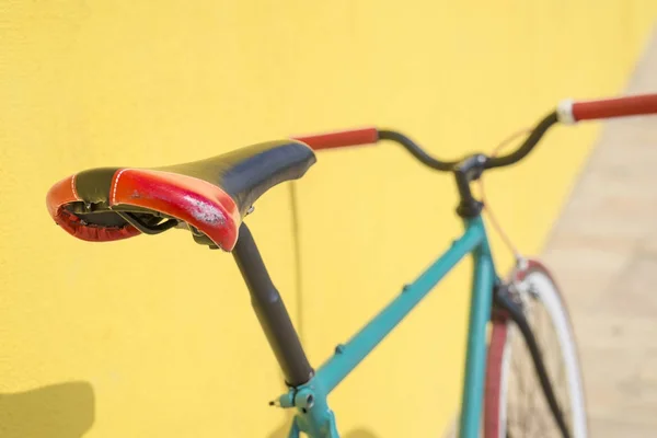 City kerékpár, fixi a sárga fal — Stock Fotó